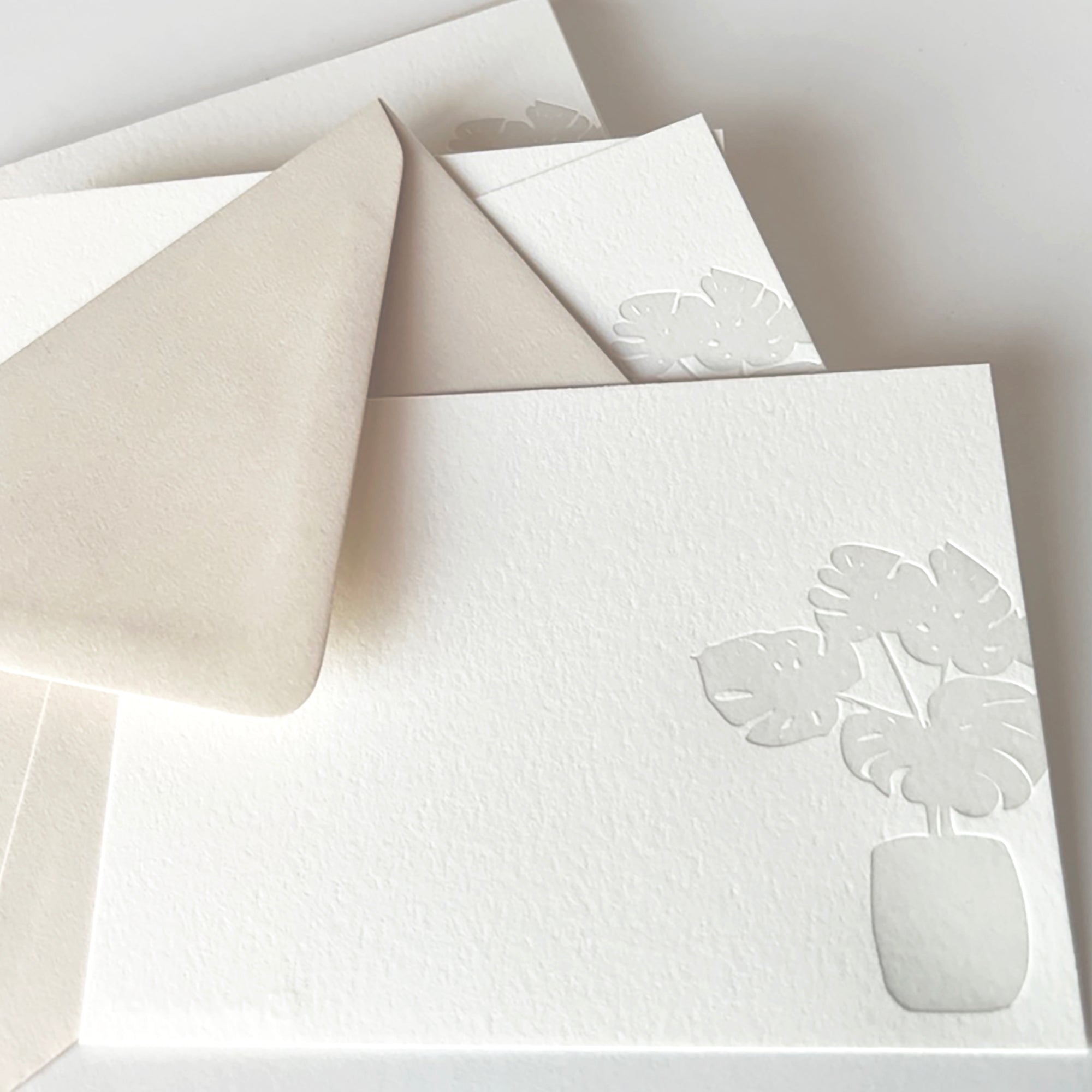 monstera plant stationery

boxed set of stationery with monstera plant design

letterpress note cards with monstera plant design